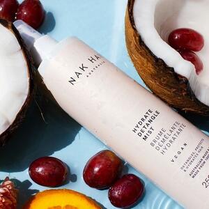 @nakhair A refreshing cool summer breeze.. for your hair 🥥💧
Hydrate Detangle Mist detangles, protects & hydrates hair 💧🥥